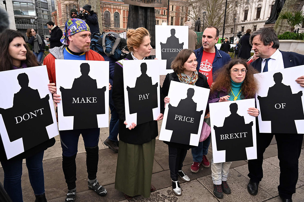 People hold placards in Parliament Square opposite the Houses of Parliament in London on 31 January, 2020 on the day that the UK formally leaves the European Union. Britain on January 31 ends almost half a century of integration with its closest neighbours and leaves the European Union, starting a new -- but still uncertain -- chapter in its long history. Photo: AFP