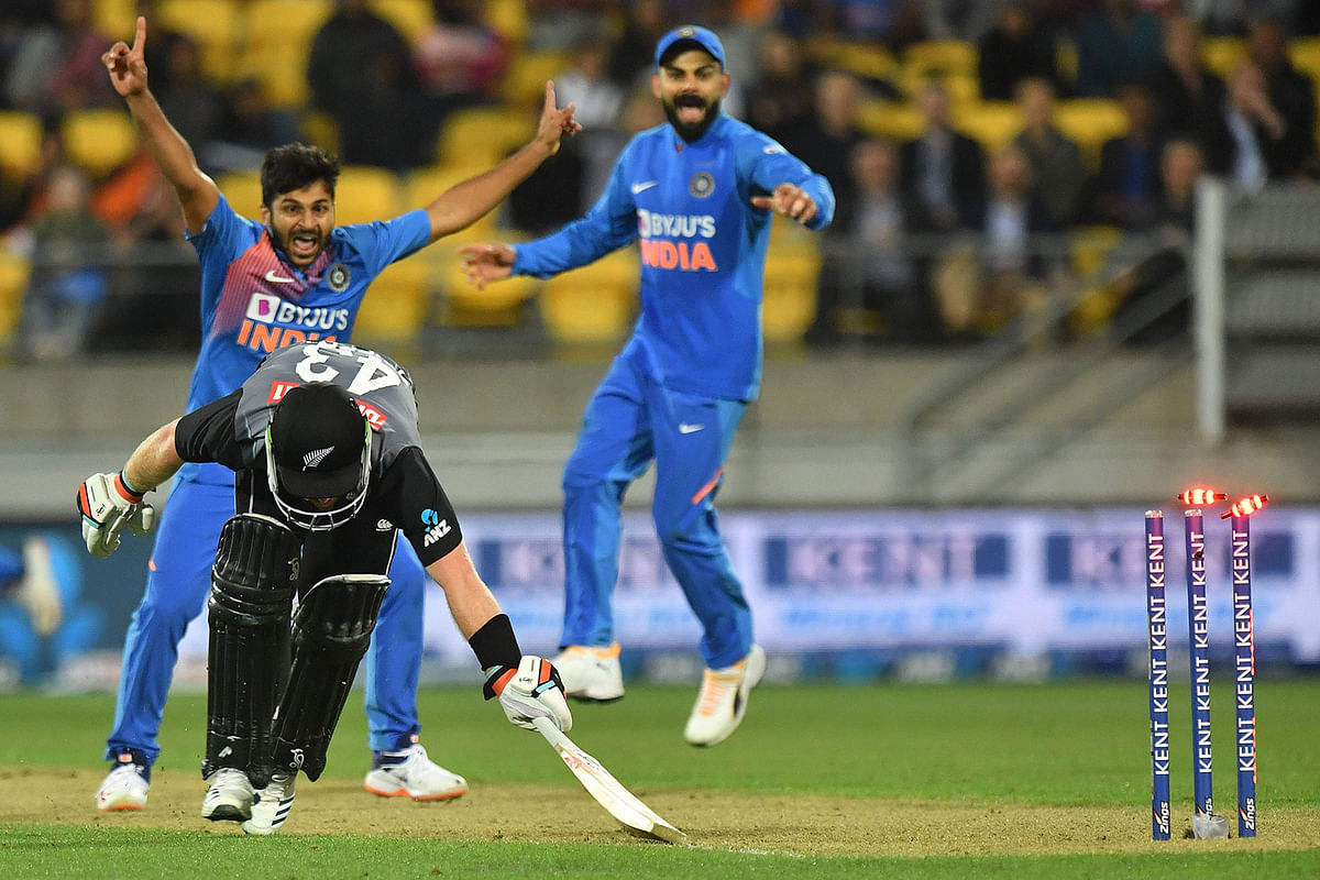 New Zealand`s Tim Seifert is run out as India`s Shardul Thakur (back L) and captain Virat Kohli celebrate during the fourth Twenty20 international cricket match between New Zealand and India at Sky Stadium in Wellington on 31 January, 2020. Photo: AFP