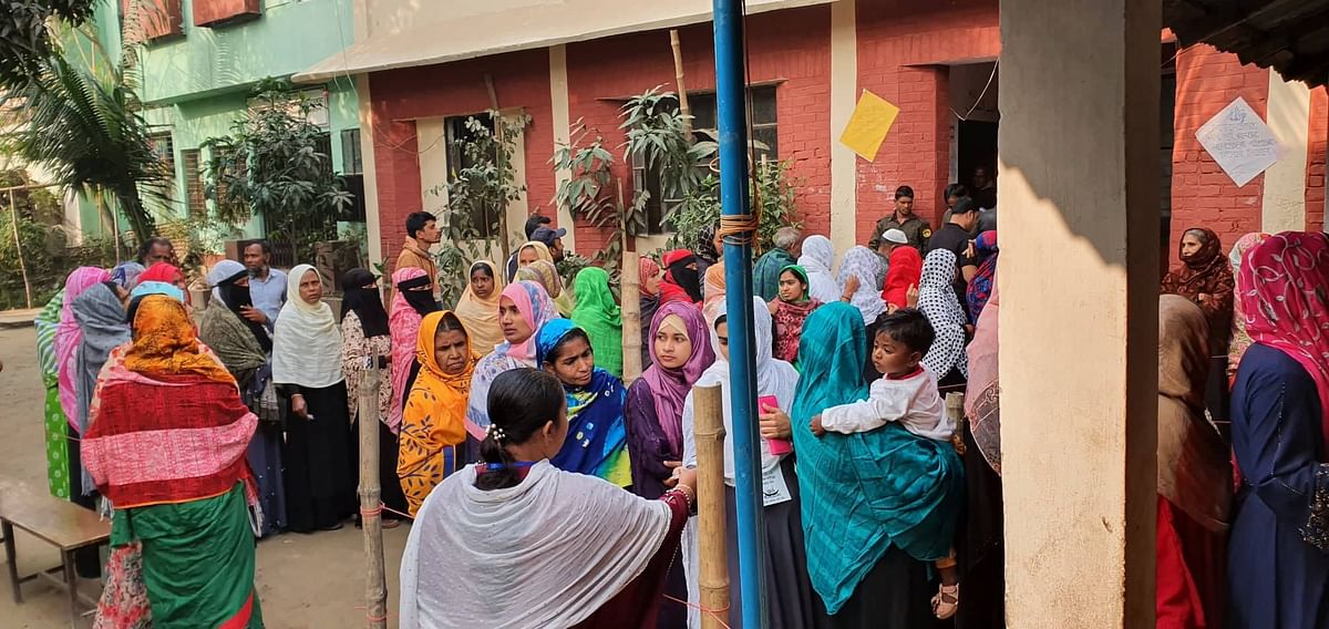 Women voters turn up at Satarkul Din Mohammad Girls’ Dakhil Madrasa in Dhaka during the city polls on 1 February 2020. Photo: Mansura Hossain