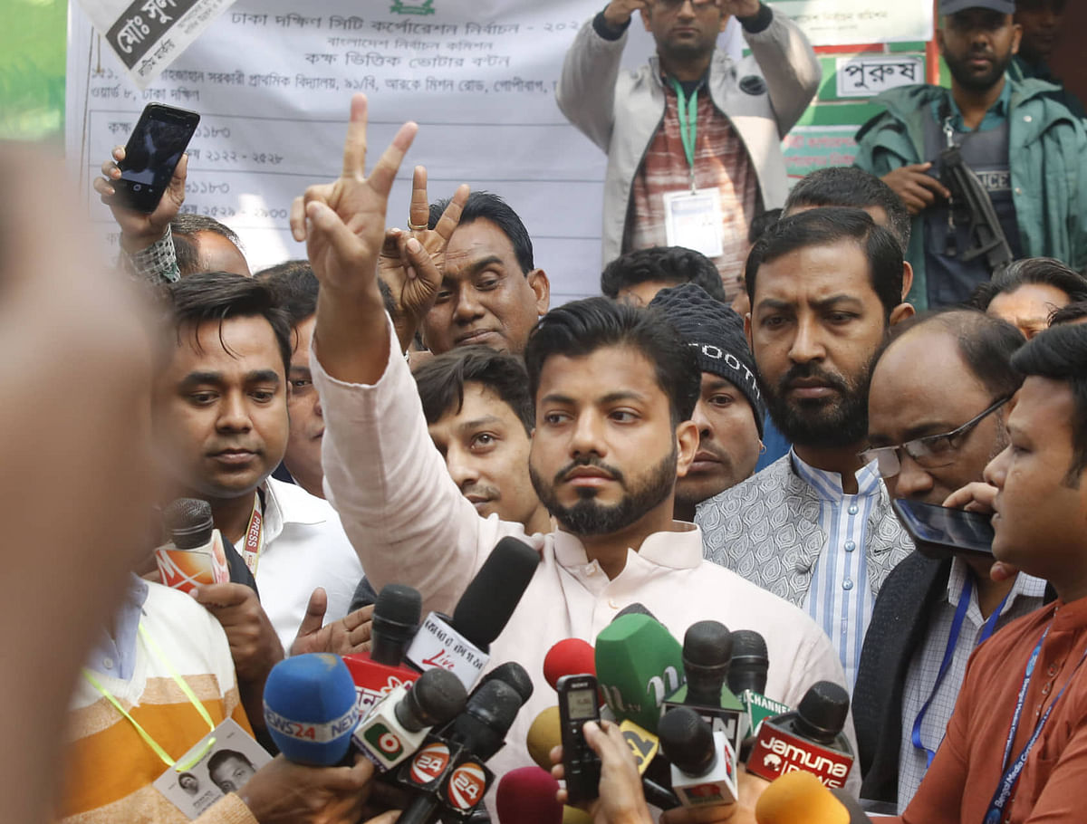 Ishraque Hossain, BNP mayoral candidate for DSCC, shows victory sign after casting his vote at Shaheed Shahjahan Primary School in Gopibagh, Dhaka on 1 February 2020. Photo: Hasan Raja
