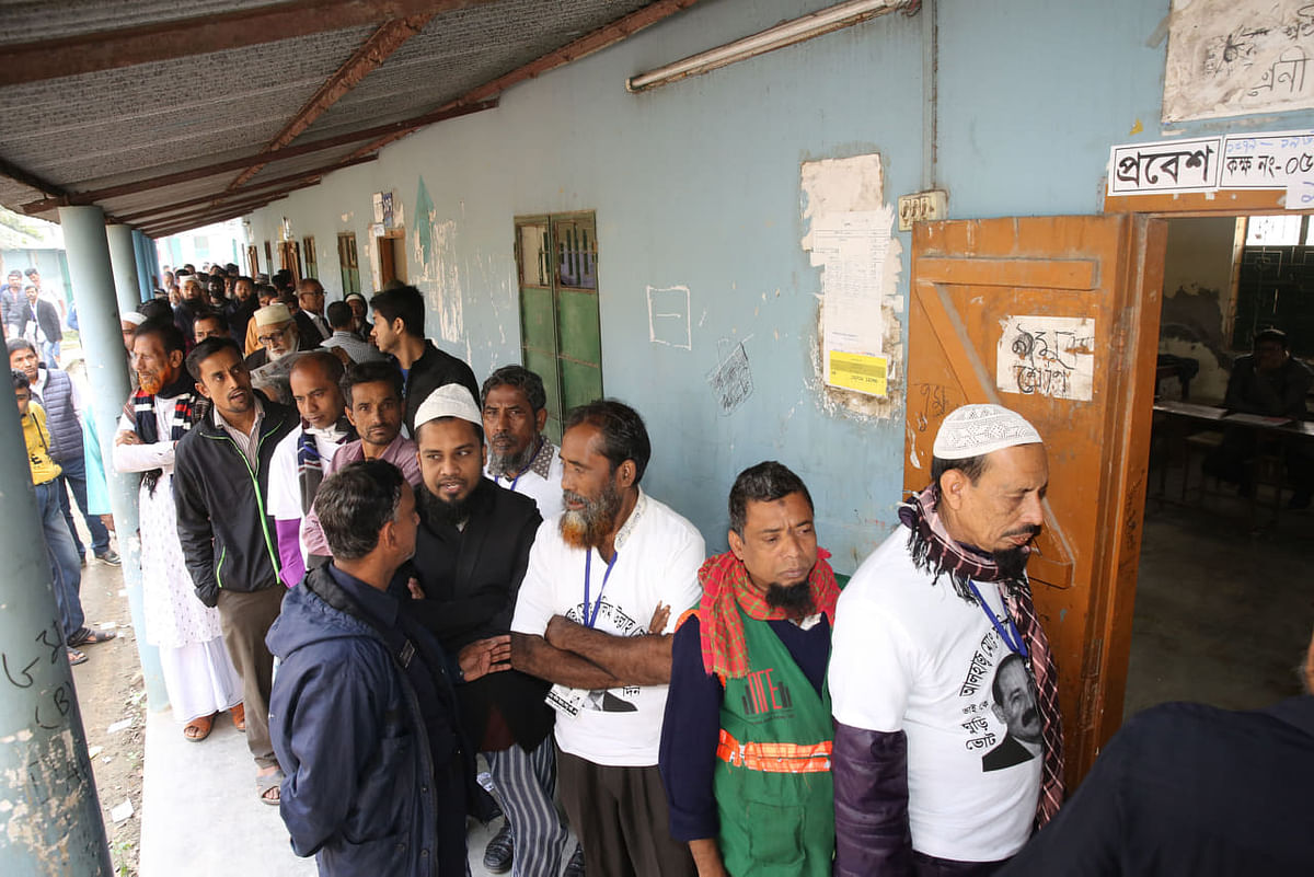 Voters stranded in a long queue as the EVM machines turn dysfunctional at Badshah Faisal Institute School and College in Dhaka on 1 February 2020. Photo: Zahidul Karim
