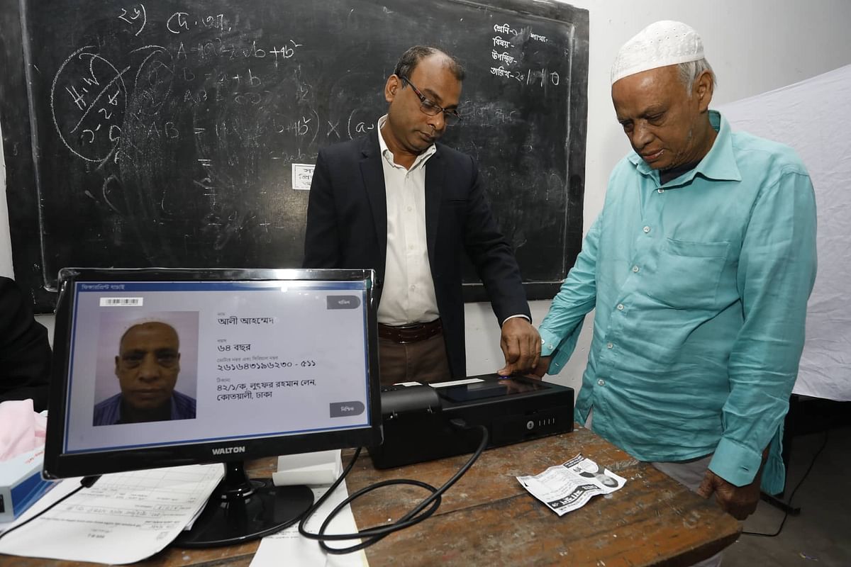 A man casts his vote during the city corporation polls at Suritola Government Primary and Secondary School in Bangshal, Dhaka on 1 February 2020. Photo: Dipu Malakar