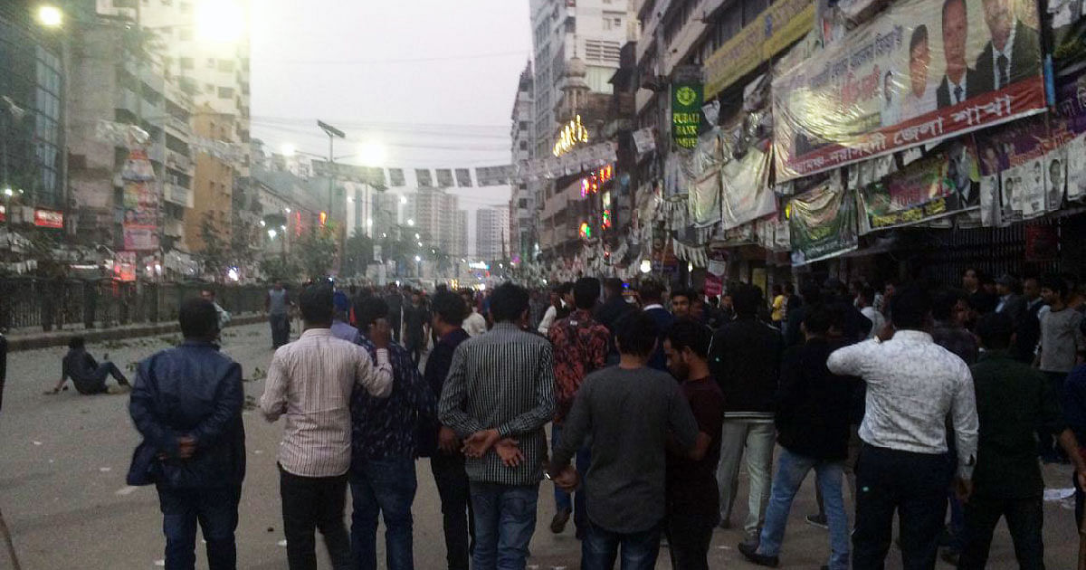 Awami League and BNP activists locked into a clash in front of BNP central office at Naya Paltan on Saturday. Photo: UNB