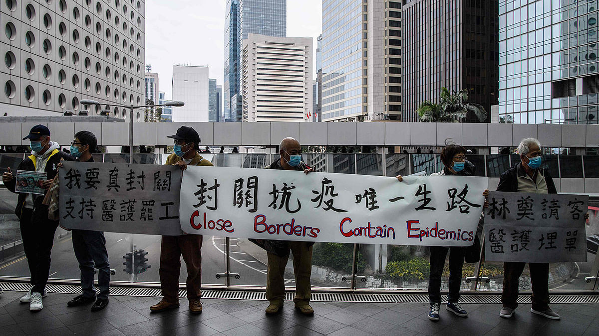 Protesters hold up a banner during a `flash mob` gathering to demand the government close its border with mainland China to reduce the spread of the deadly SARS-like virus to Hong Kong on 3 February, 2020. Photo: AFP