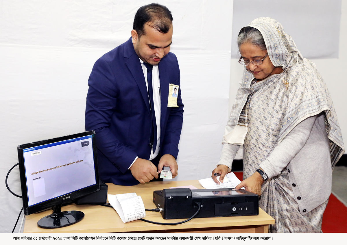 Prime minister and ruling Bangladesh Awami League president Sheikh Hasina casts her vote using an EVM during the Dhaka South City Corporation (DSCC) elections at Dhaka City College, Dhaka on 1 February 2020. Photo: BSS