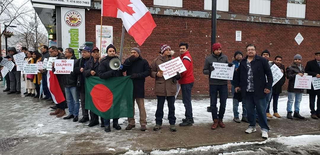 Bangladeshis living in Toronto organised a human chain in Danforth area of Canada on Sunday evening. Photo: Showgat Ali Sagor