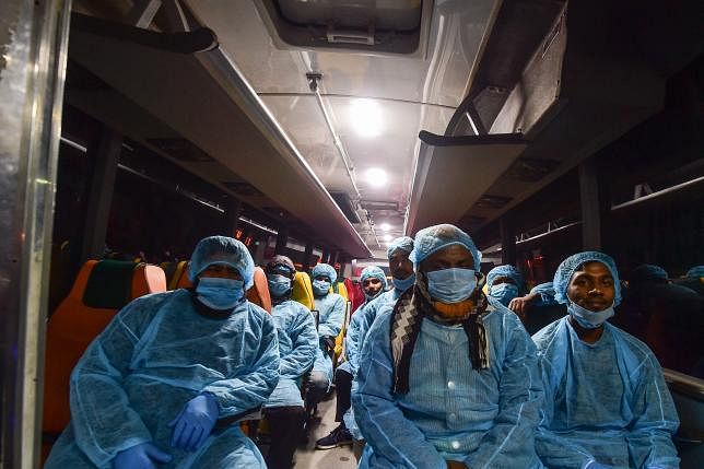 A bus waits to transport Bangladeshi nationals evacuated from the Chinese city of Wuhan, following the coronavirus outbreak, to a quarantine center in Dhaka on 1 February 2020. Photo: AFP