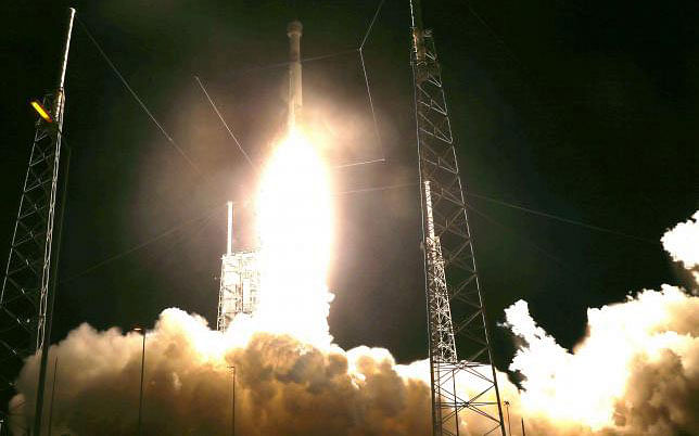 The United Launch Alliance Atlas V rocket, topped by a Boeing CST-100 Starliner spacecraft, lifts off from Space Launch Complex pad 41 on 20 December in Cape Canaveral, Florida. Photo: AFP