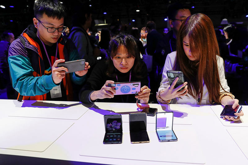 Attendees take photographs of the new Samsung Galaxy Z Flip foldable smartphone during Samsung Galaxy Unpacked 2020 in San Francisco, California, US 11 February, 2020. Photo: Reuters