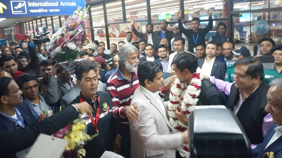 State minister for youth and sports Zahid Ahsan Russell and Bangladesh Cricket Board (BCB) president Nazmul Hassan welcome the World Cup winning team at airport. Photo: Prothom Alo