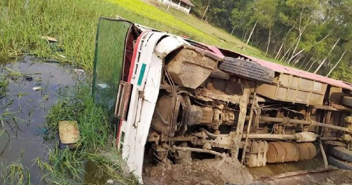 Bus carrying Chittagong University students falls into a roadside ditch at Maniapukur in Hathazari upazila, Chattogram on Thursday morning. Photo: UNB