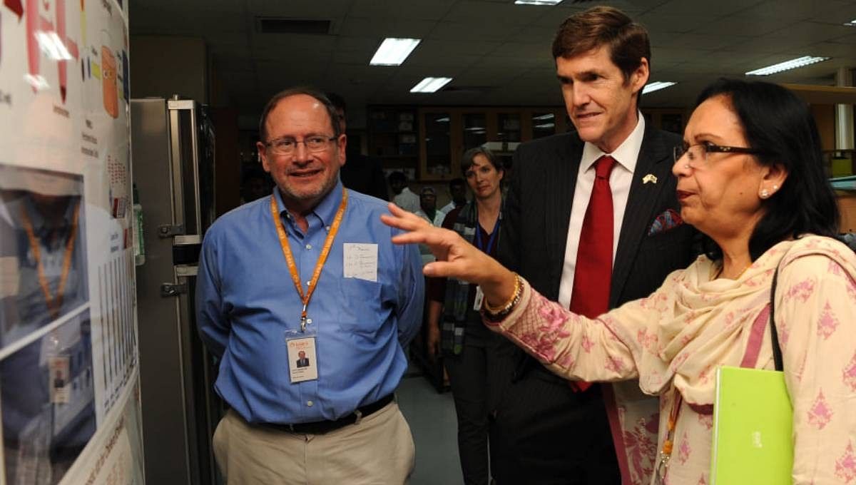 Firdausi Qadri (R) briefs US ambassador to Bangladesh Earl R Miller during a visit to icddr,b in this undated UNB photo in 2019.