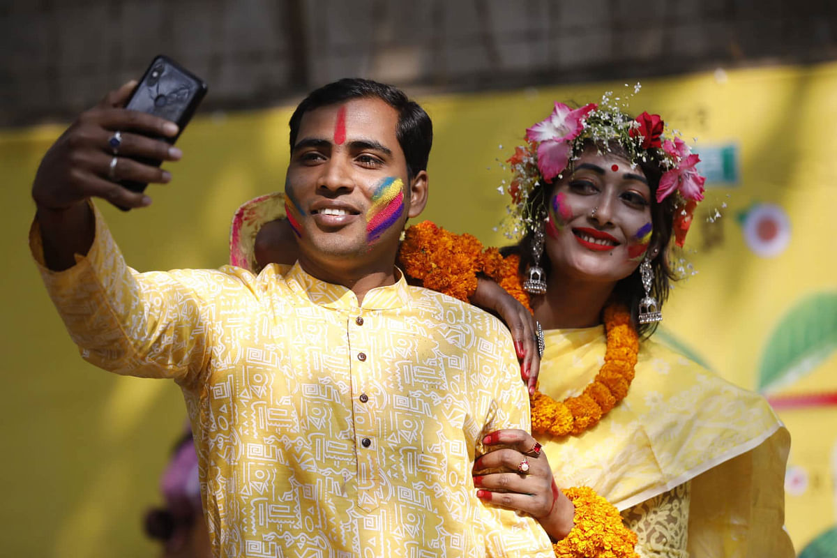 Couple takes selfie at Dhaka University area. Photo: Dipu Malakar
