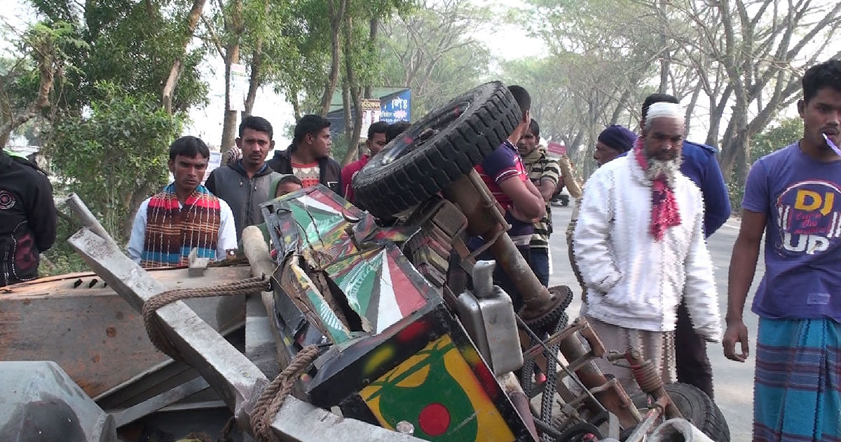 An upturned human hauler on Dhaka-Khulna highway at Pona Bus Stand in Kashiani upazila of Gopalganj. Photo: UNB
