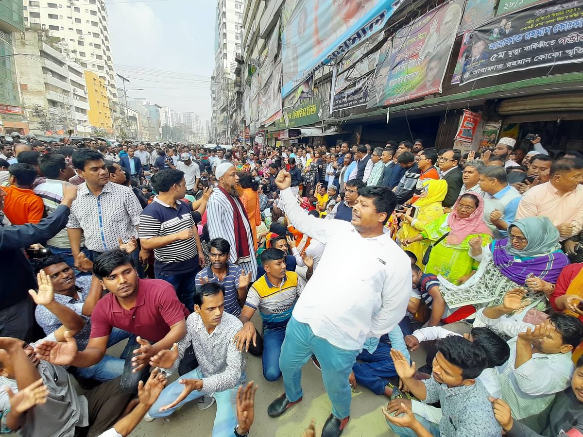 BNP leaders and activists gather to protest in front of the party`s Naya Paltan central office. Photo: Prothom Alo