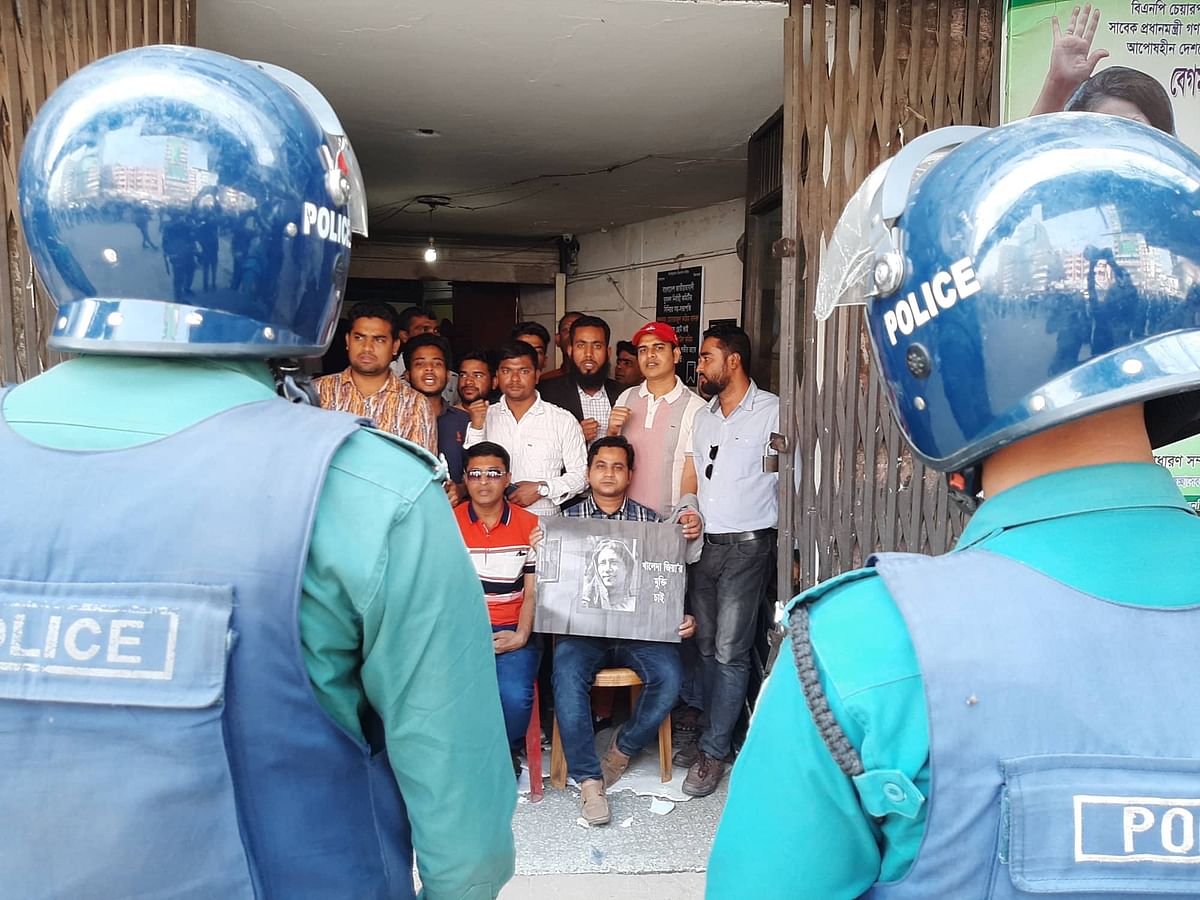 The leaders and activists of Bangladesh Nationalist Party are staging demonstrations in front of the party’s Naya Paltan central office, Dhaka on Saturday afternoon demanding its chairperson Khaleda Zia’s release from jail. Photo: Sajid Hossain