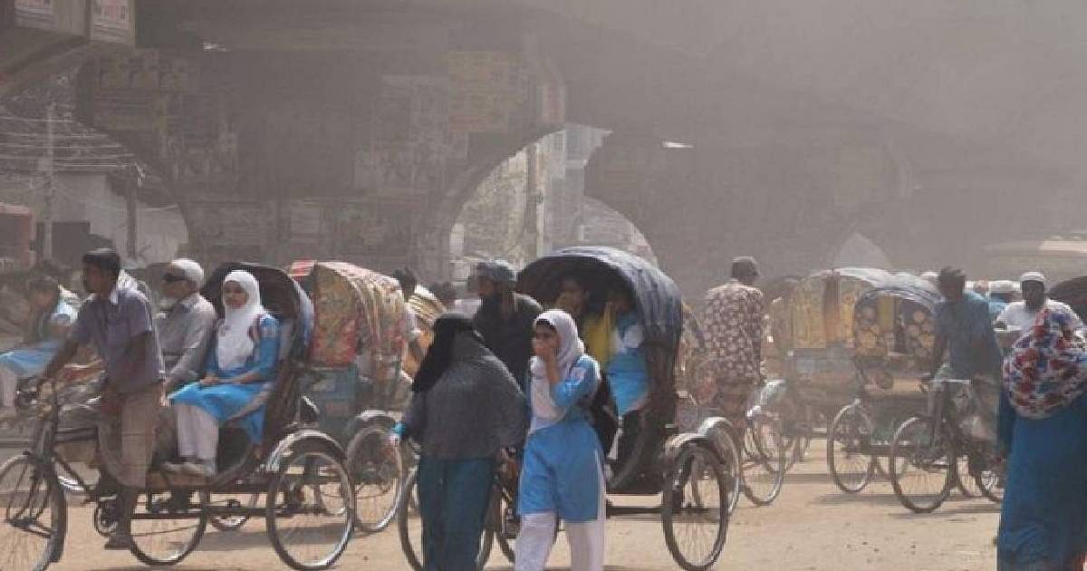 Schoolgirls and oter people breath in polluted air. UNB File Photo
