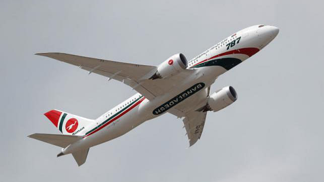 A Boeing 787 with logo of Biman Bangladesh Airlines puts on a display at the Farnborough Airshow, in Farnborough. Photo: Reuters