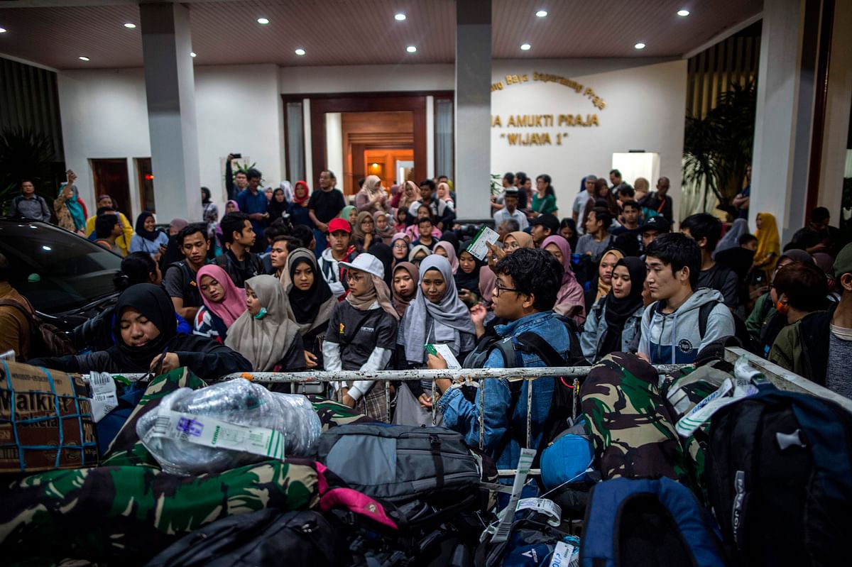 This photo taken on 15 February 2020 shows Indonesian students arriving after being quarantined following the novel coronavirus COVID-19 outbreak, at the Juanda International airport in Sidoarjo, East Java province. The death toll from China`s coronavirus epidemic jumped past 1,600 on 16 February after 139 more people died in hard-hit Hubei province, the epicentre of the outbreak. Photo: AFP