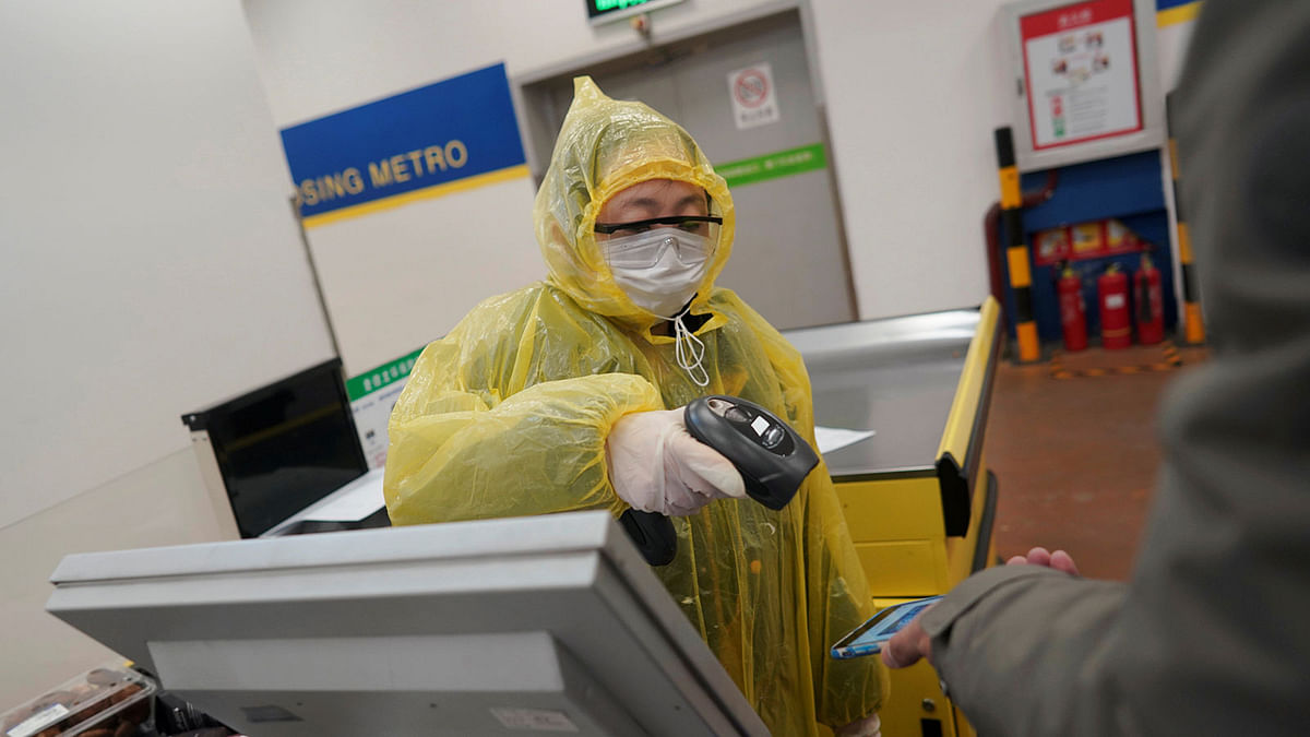 A worker scans a customer’s mobile phone for payment at a checkout counter inside a supermarket, as the country is hit by an outbreak of the novel coronavirus, in Beijing, China on 15 February 2020. Photo: Reuters