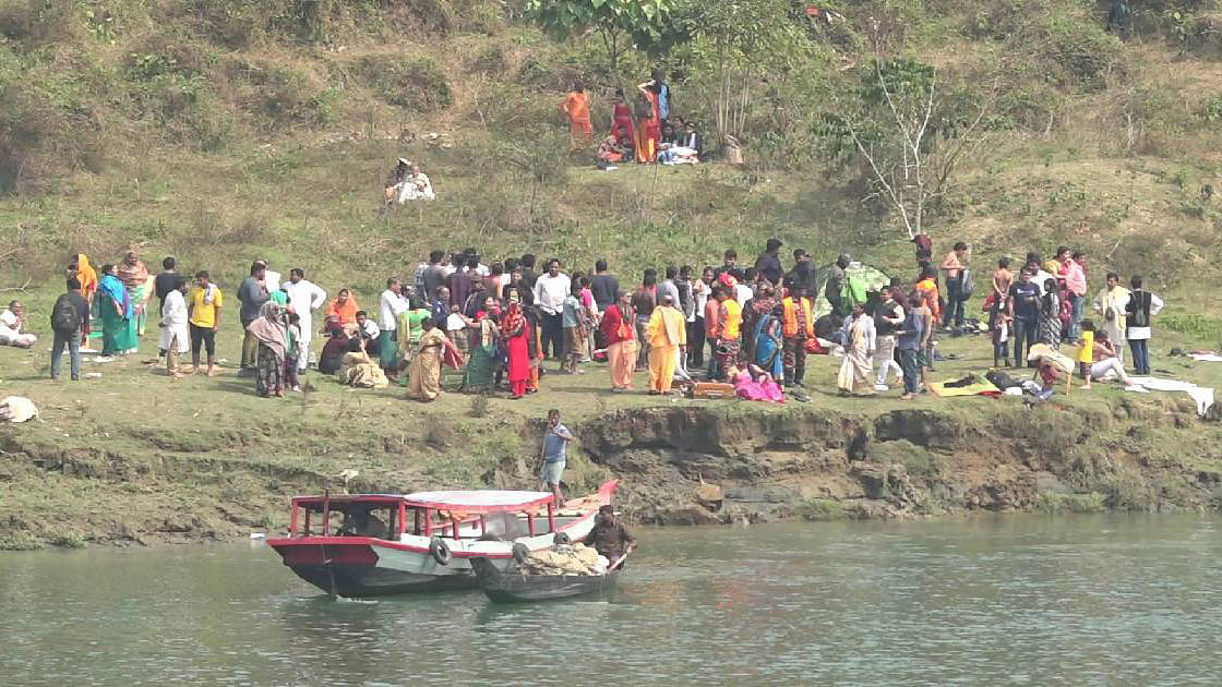 Kaptai boat capsize: Bodies of mother, son retrieved. UNB File Photo