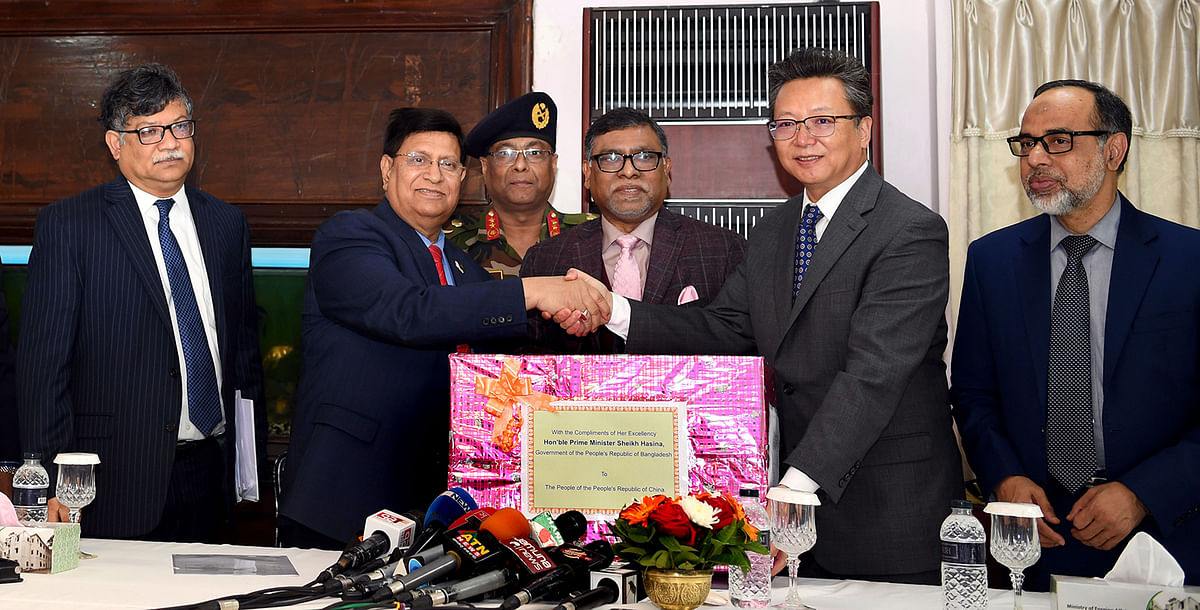 Bangladesh foreign minister AK Abdul Momen (2nd L) hands over some medical logistics to Chinese ambassador to Bangladesh Li Jiming as a goodwill gesture from Bangladesh to China at a programme at state guesthouse Padma, Dhaka on 18 February 2020. Photo: PID