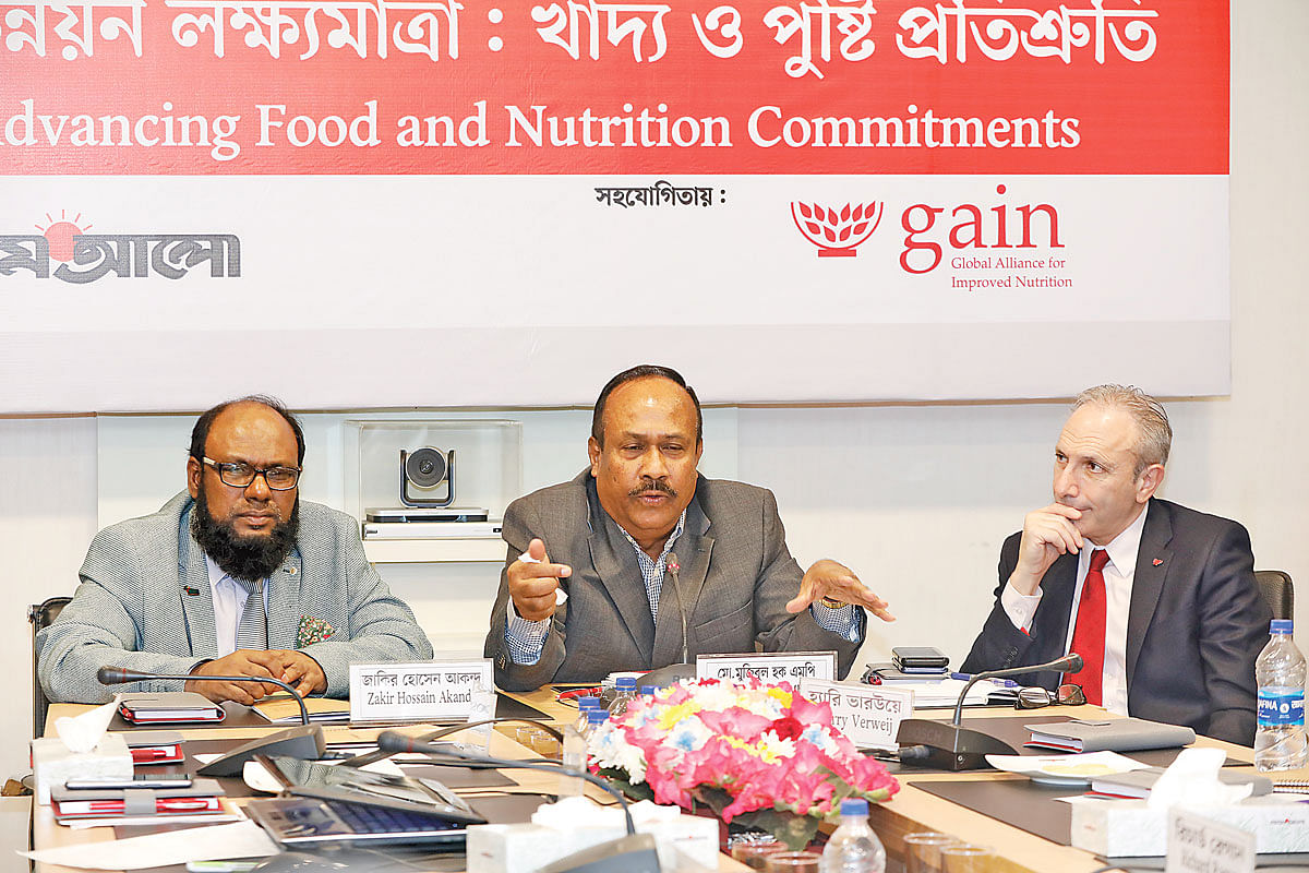 Md Mujibul Haque MP, chairman of the standing committee on the ministry of labour and employment, talks as chief guest at the roundtable on ‘SDG: Monitoring Food and Nutrition Commitments’ jointly organised by the daily Prothom Alo and GAIN (Global Alliance for Improved Nutrition) at Kawran Bazar in the capital on 20 February 2020. Photo: Prothom Alo