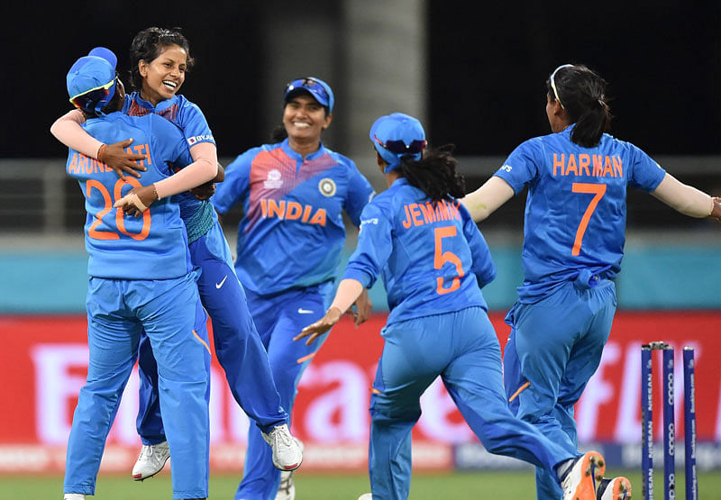 India`s Poonam Yadav (2nd L) celebrates bowling Australia`s Ellyse Perry on her first ball during the opening match of the women`s Twenty20 World Cup cricket tournament at the Sydney Showground in Sydney on 21 February, 2020. Photo: AFP