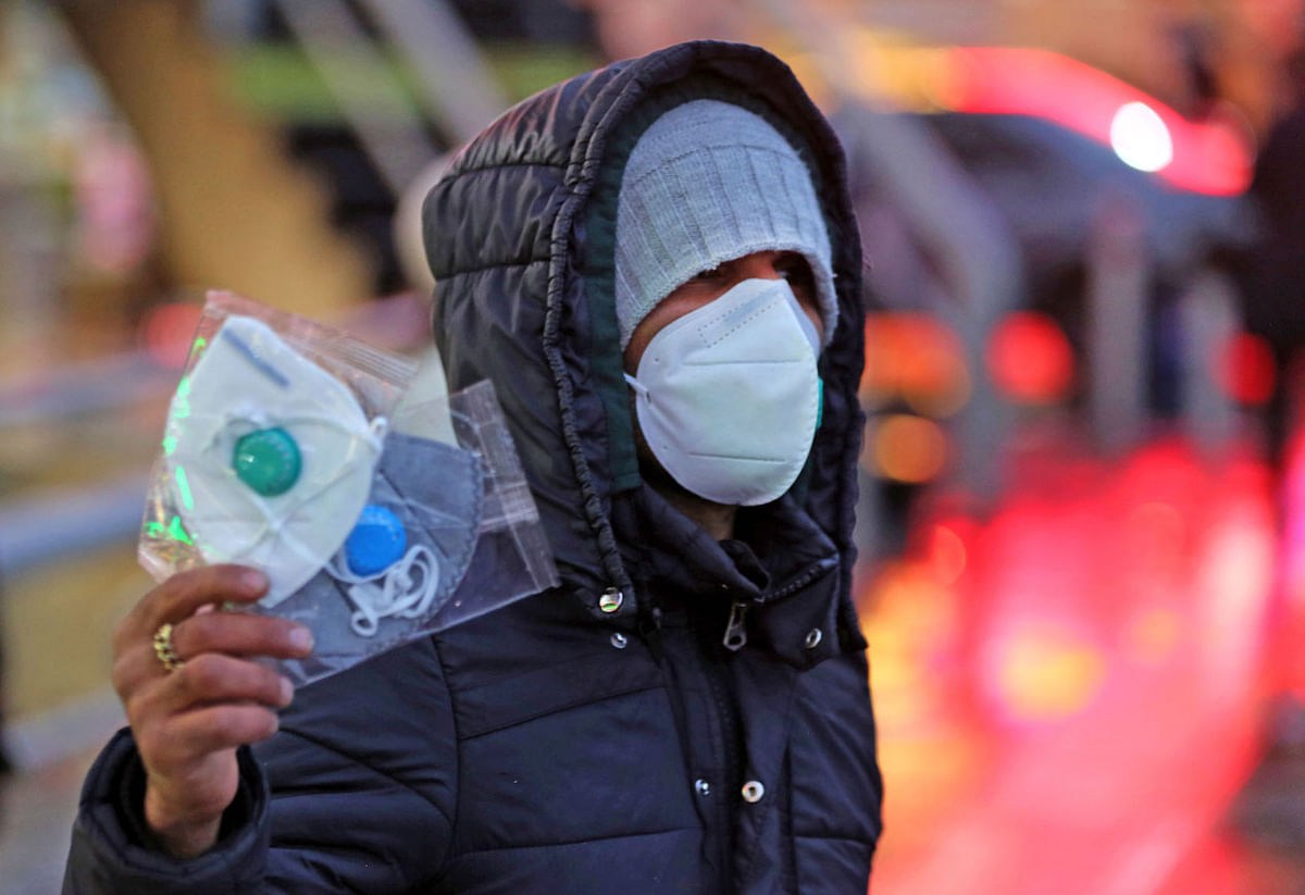 An Iranian street vendor sells protective masks in the capital Tehran on 20 February 2020. Two people have died in Iran yesterday after testing positive for the new coronavirus, the health ministry said, in the Islamic republic`s first cases of the disease. Photo: AFP