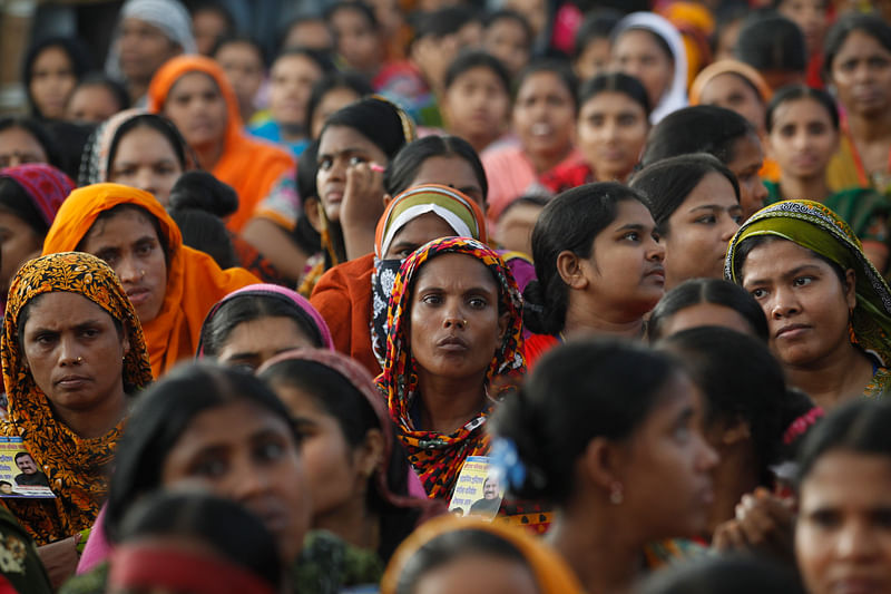 Garment workers listen to speakers during a rally demanding an increase to their minimum wage in Dhaka 21 September, 2013. Photo: Reuters