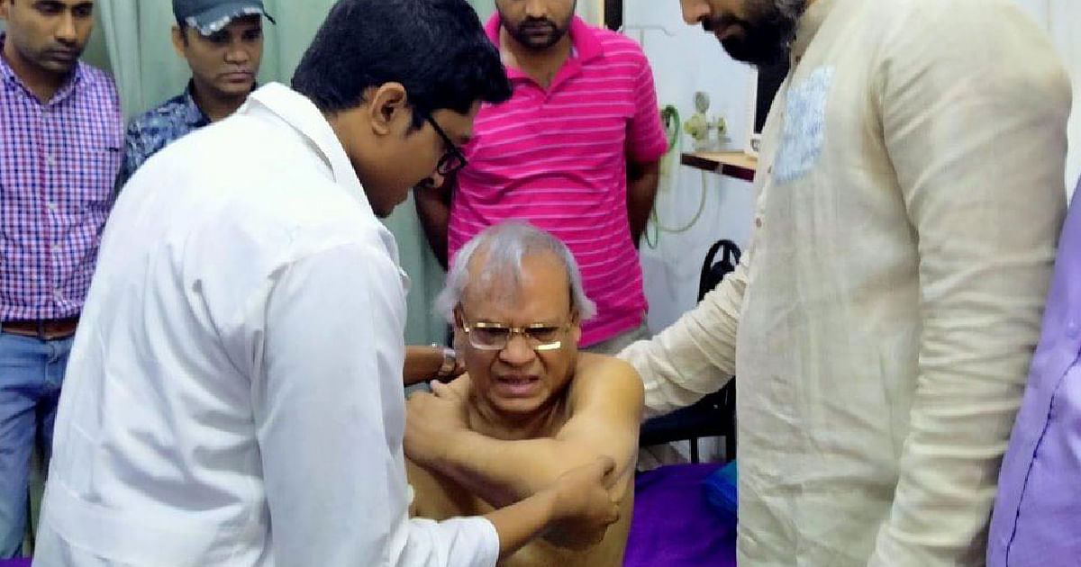 BNP senior joint secretary general Ruhul Kabir Rizvi was injured in the city`s Mirpur area on Saturday as police charged batons a BNP procession demanding Khaleda Zia’s release. Photo: UNB