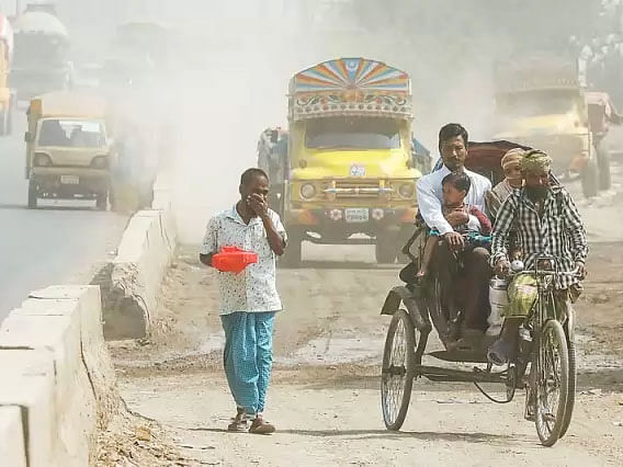 Smoke has engulfed the area. This photo is taken from Amin Bazar area on Dhaka-Aricha highway on Saturday. Photo: Ashraful Alam