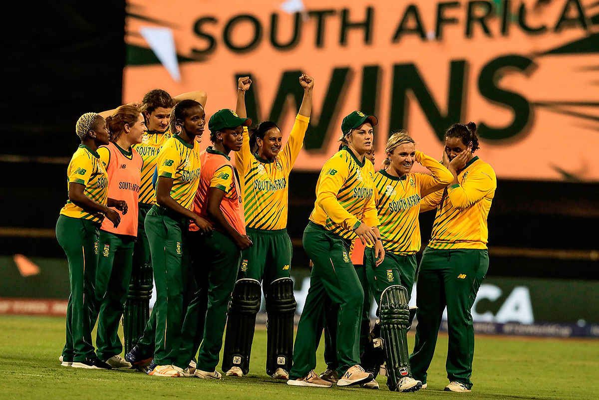 Mignon Du Preez of South Africa (2-R) leads her team in celebration after winning the Twenty20 women`s World Cup cricket match between England and South Africa in Perth on 23 February, 2020. Photo: AFP