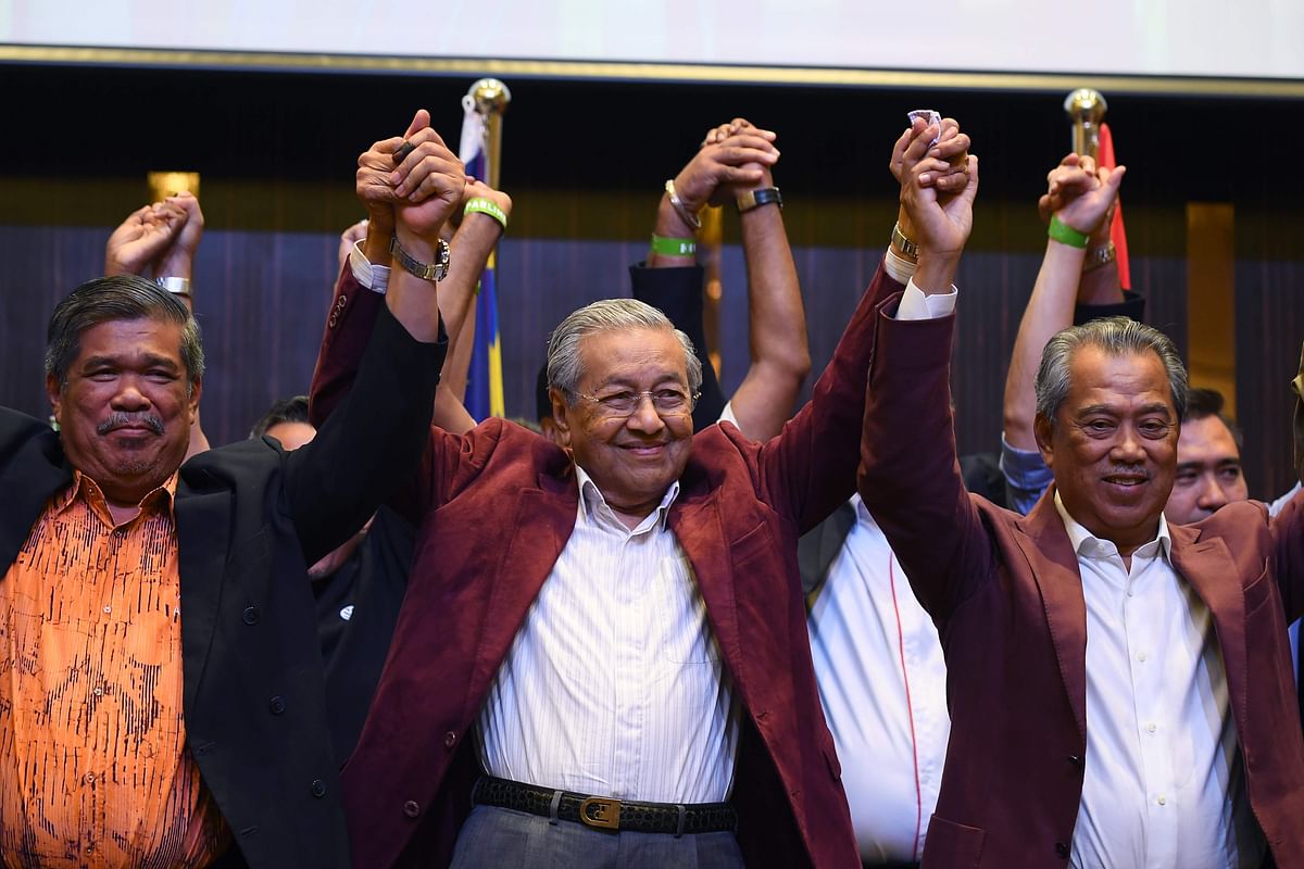 In this file photo taken on 10 May 2018, former Malaysian prime minister and opposition candidate Mahathir Mohamad (C) celebrates with other leaders of his coalition during a press conference following the 14th general elections in Kuala Lumpur. Photo: AFP