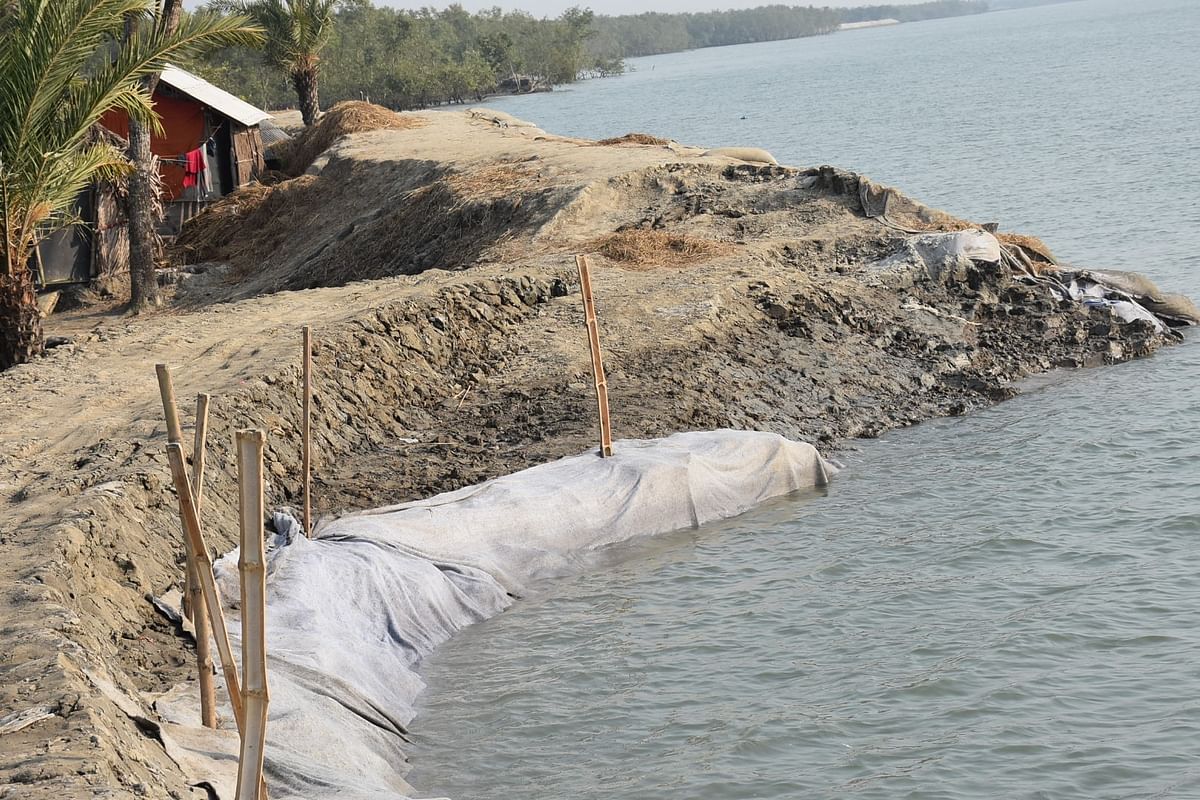 An unusual tidal surge in the Kabodak River right after the winter season is threatening a huge portion of the embankment in Koyra upazila, causing sleepless nights to the residents of five unions. Photo: UNB