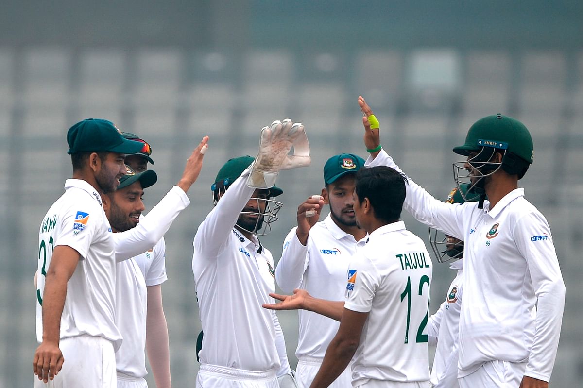 Bangladeshi cricketers celebrate after the dismissal of the Zimbabwe`s Kevin Kasuza (unseen) during the fourth day of a Test cricket match between Bangladesh and Zimbabwe at the Sher-e-Bangla National Cricket Stadium in Dhaka on 25 February, 2020. Photo: AFP
