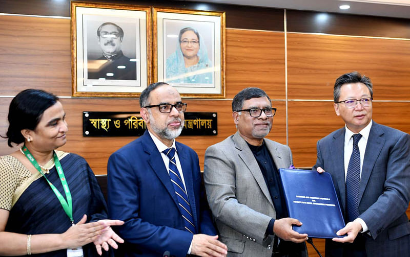 China ambassador to Bangladesh Li Jiming hands over 500 Real-time PCR kits to detect coronavirus infected at health ministry conference room in Dhaka on 25 February 2020. Photo: PID