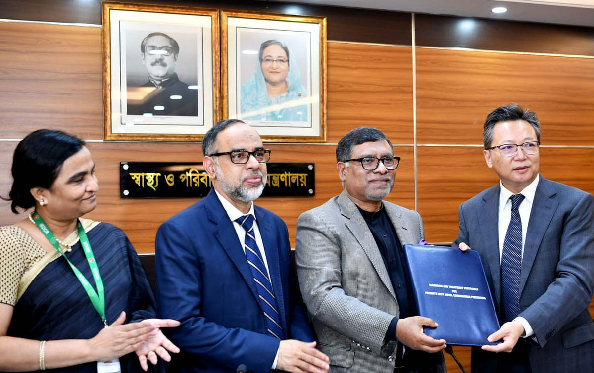 China ambassador to Bangladesh Li Jiming hands over 500 Real-time PCR kits to detect coronavirus infected at health ministry conference room in Dhaka on 25 February 2020. Photo: PID