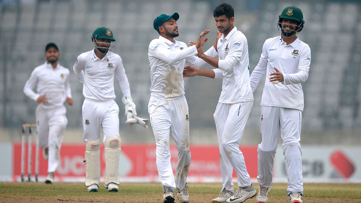 Bangladesh`s Nayeem Hasan (2R) celebrates with his teammates after the dismissal of the Zimbabwe`s Timycen Maruma (unseen) during the fourth day of a Test cricket match between Bangladesh and Zimbabwe at the Sher-e-Bangla National Cricket Stadium in Dhaka on 25 February 2020. Photo: AFP