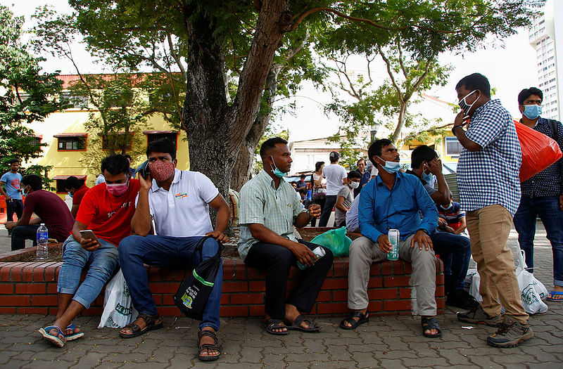 Migrant workers mostly from Bangladesh wear masks as they enjoy a day off on a weekend in Singapore, 23 February 2020. Photo: Reuters