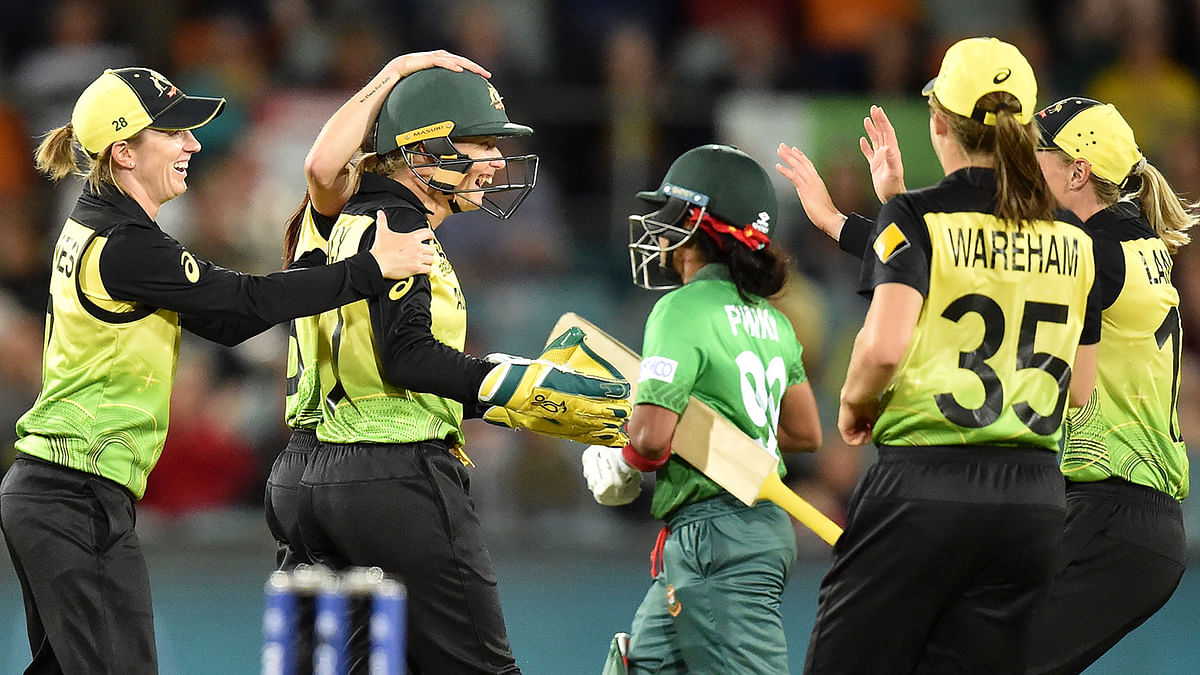 Australia`s players celebrate the dismissal of Bangladesh`s Fargana Hoque Pinky (C) during the Twenty20 women`s World Cup cricket match between Australia and Bangladesh in Canberra on 27 February, 2020. Photo: AFP