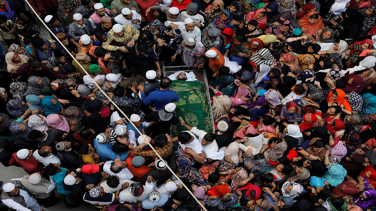People mourn around the body of Muddasir Khan, who was wounded on Tuesday in a clash between people demonstrating for and against a new citizenship law, after he succumbed to his injuries, in a riot affected area in New Delhi, India, 27 February, 2020. Photo: Reuters