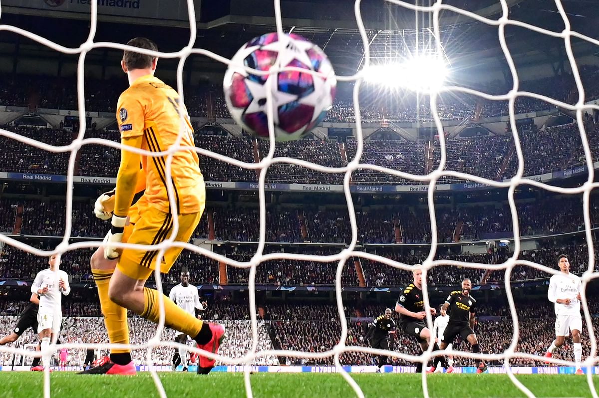 Manchester City`s Belgian midfielder Kevin De Bruyne (3R) shoots a penalty kick to score a goal during the UEFA Champions League round of 16 first-leg football match between Real Madrid CF and Manchester City at the Santiago Bernabeu stadium in Madrid on 26 February 2020. Photo: AFP