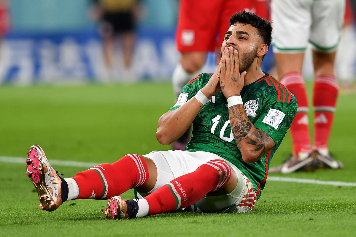 Chelsea transfer target Alexis Vega breaks down in tears during Mexico  national anthem ahead of Poland World Cup clash