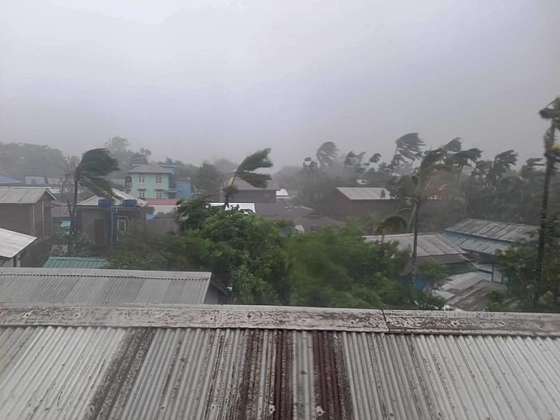 3 Killed As Cyclone Mocha Slams Into Myanmar Coast | Prothom Alo