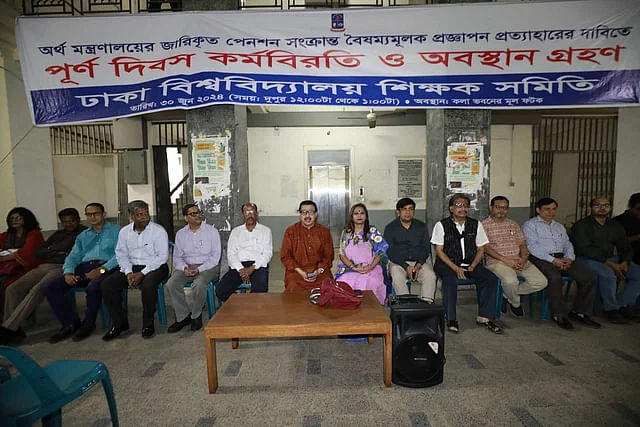 Dhaka University teachers hold protest programme on the arts building premises on 2 July, 2024.