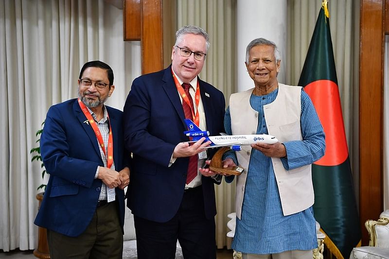 Orbis International President and CEO Derek Hodkey meets Chief Advisor Professor Dr Muhammad Yunus in Dhaka on 20 November 2024. 