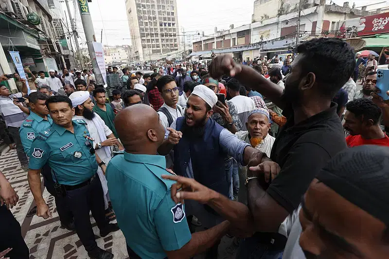 A group of people tried to create chaos by taking position on the road in front of the Prothom Alo office in Karwan Bazar area, Dhaka on 24 November 2024