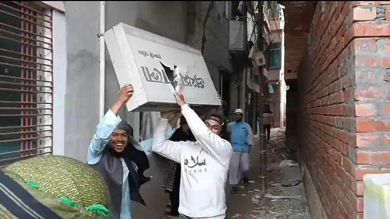 Troublemakers are seen taking a signboard of Prothom Alo after vandalising the office in Rajshahi on 25 November 2024 