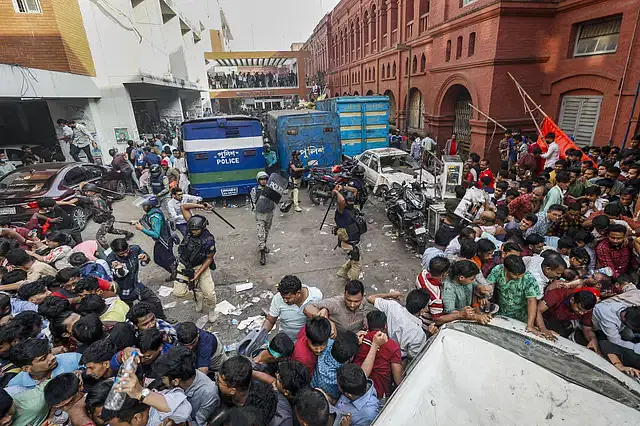 Followers of Chinmoy Krishna Das engaged in a clash at Chattogram court premises on 26 November, 2024.